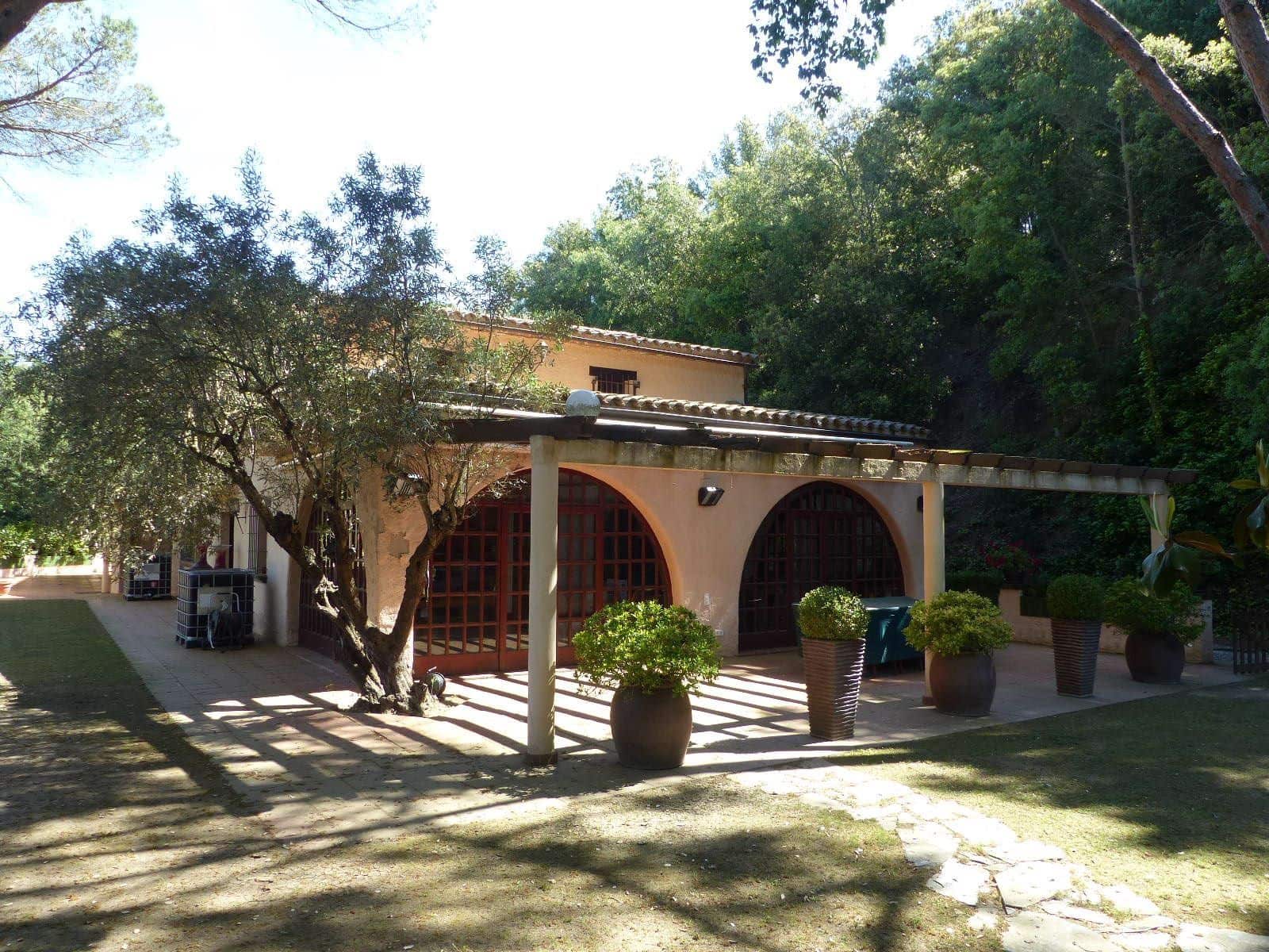 10 soveværelse Finca/Landehus til salg i Sant Iscle de Vallalta med swimmingpool garage - € 1.400.000 (Ref: 9264051)