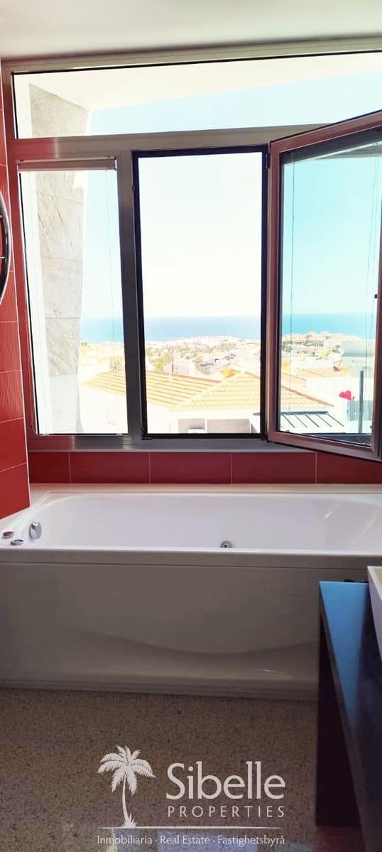 3 bedroom Villa for rent in Arguineguin with pool garage - € 4,500 (Ref: 10011846)