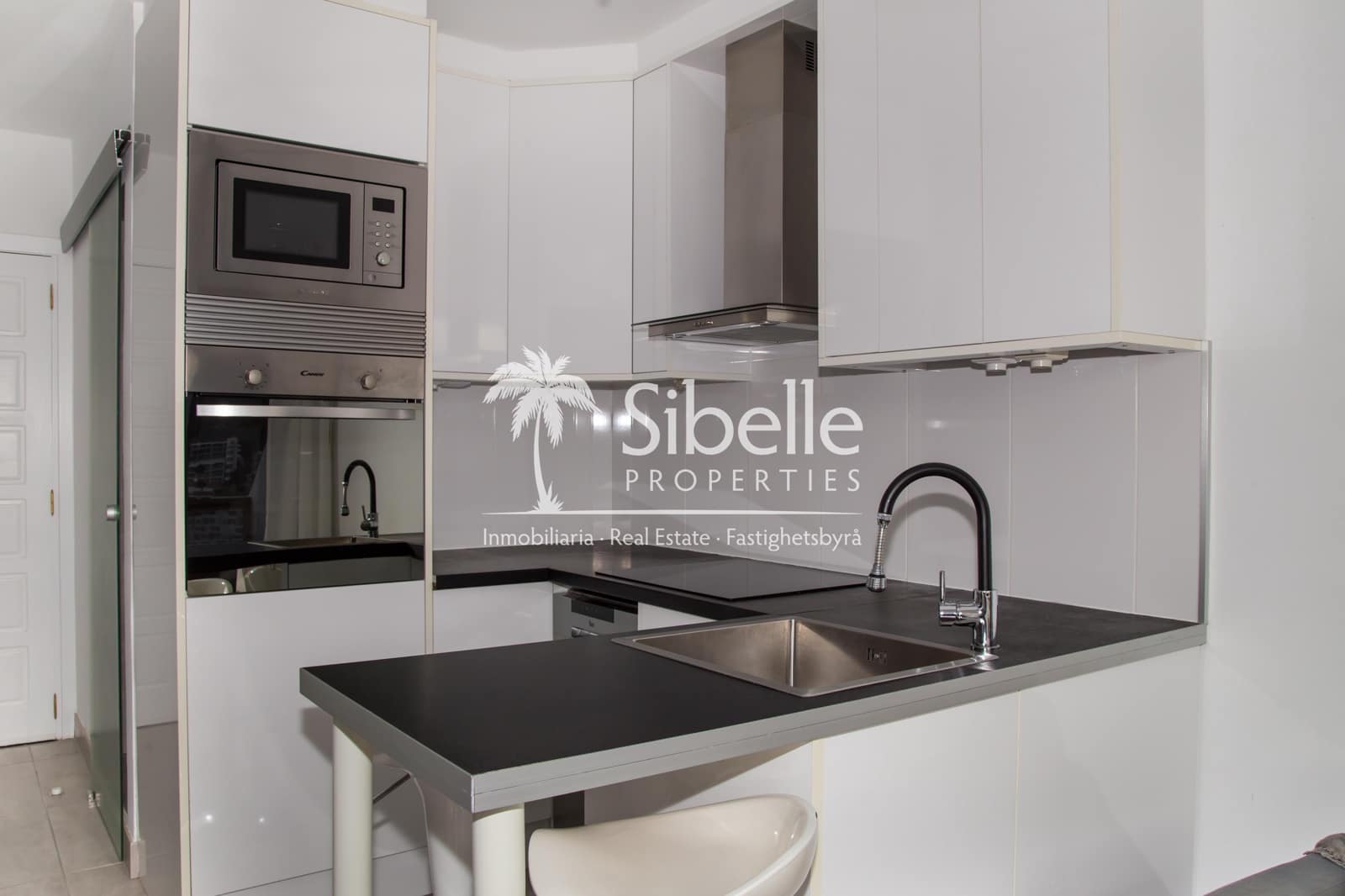 Appartement de 2 chambres à louer à Puerto Rico avec piscine garage - 1 200 € (Ref: 9937286)