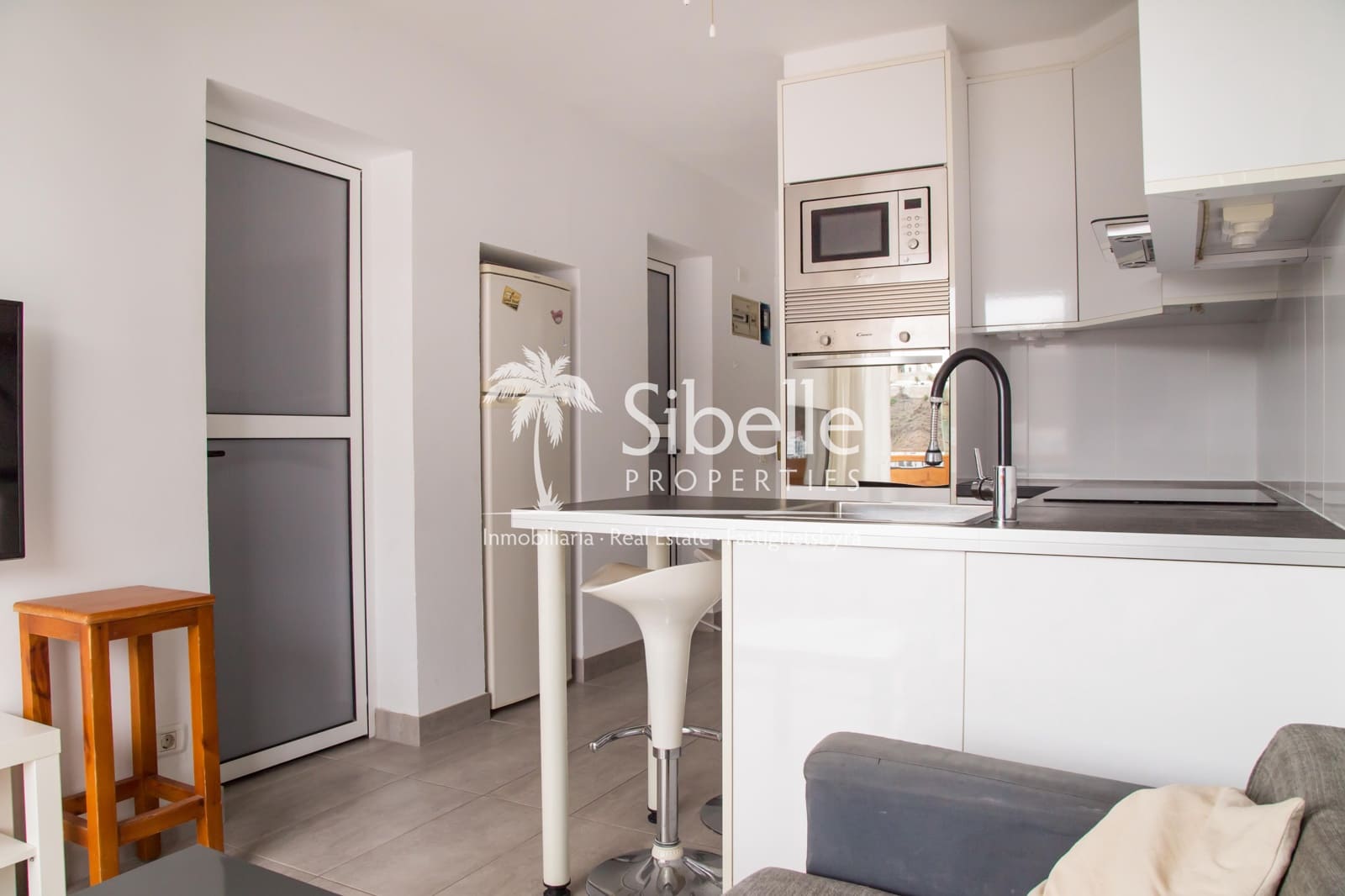Appartement de 2 chambres à louer à Puerto Rico avec piscine garage - 1 200 € (Ref: 9937286)