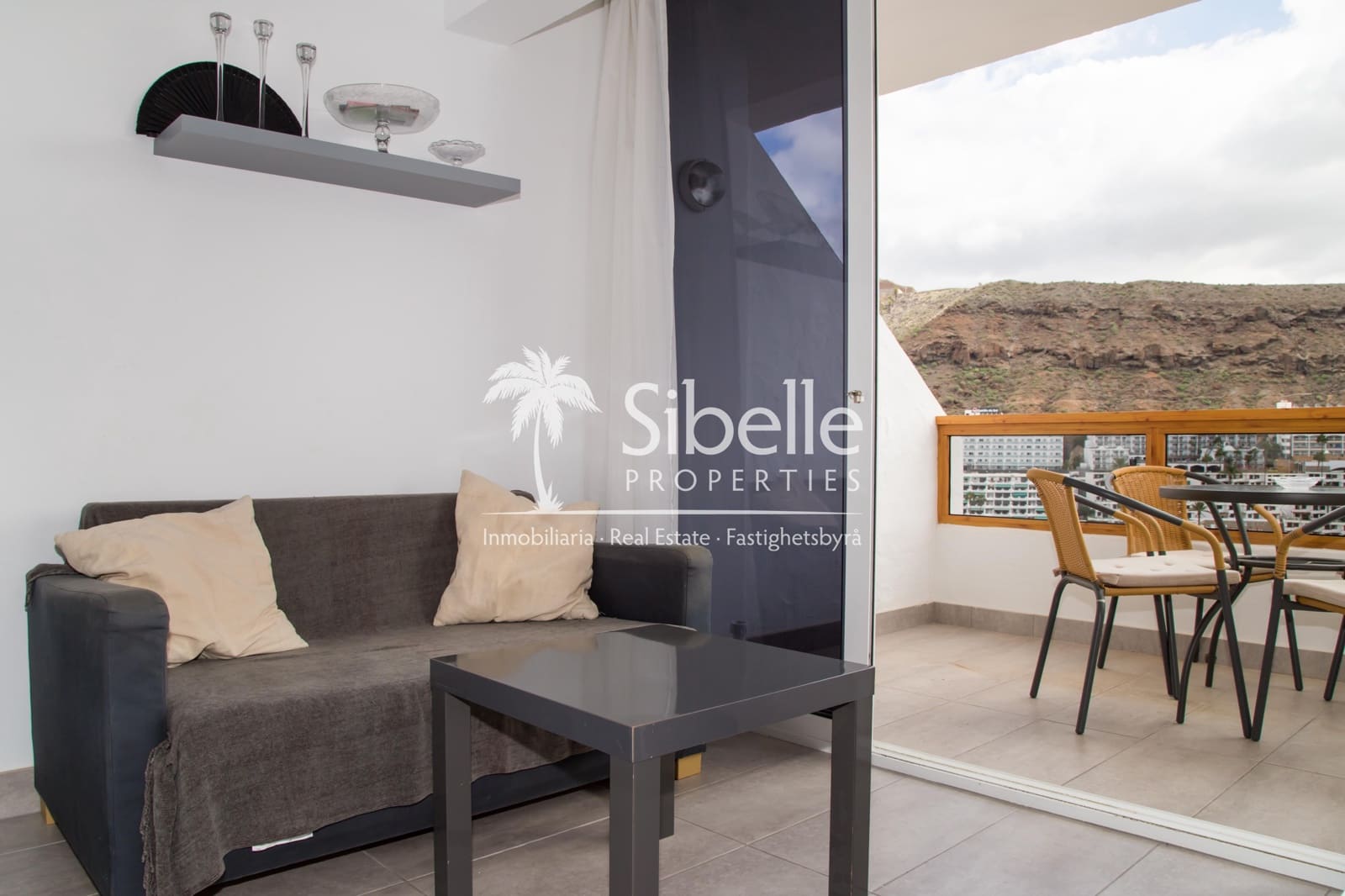 Appartement de 2 chambres à louer à Puerto Rico avec piscine garage - 1 200 € (Ref: 9937286)
