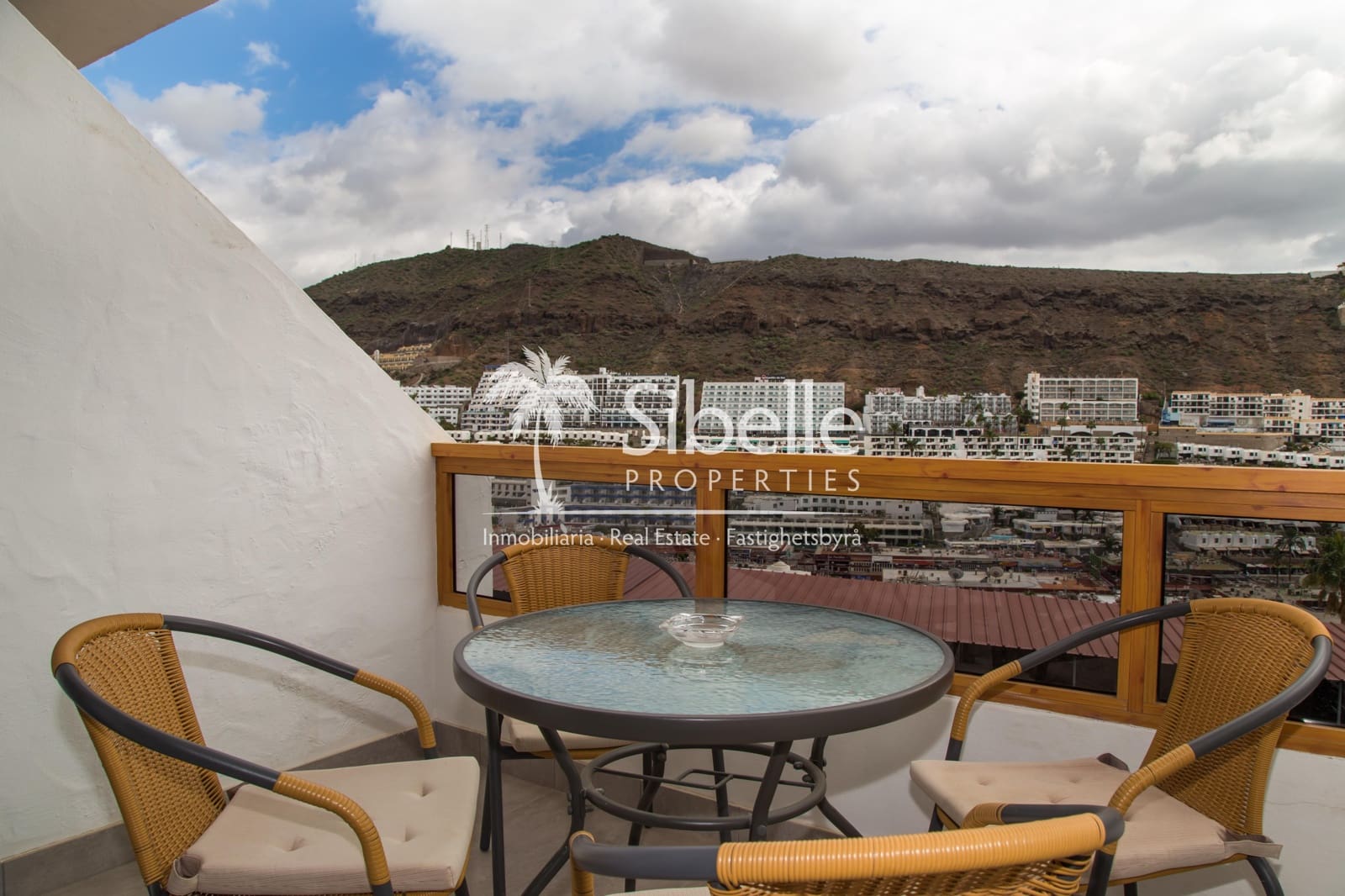 Appartement de 2 chambres à louer à Puerto Rico avec piscine garage - 1 200 € (Ref: 9937286)