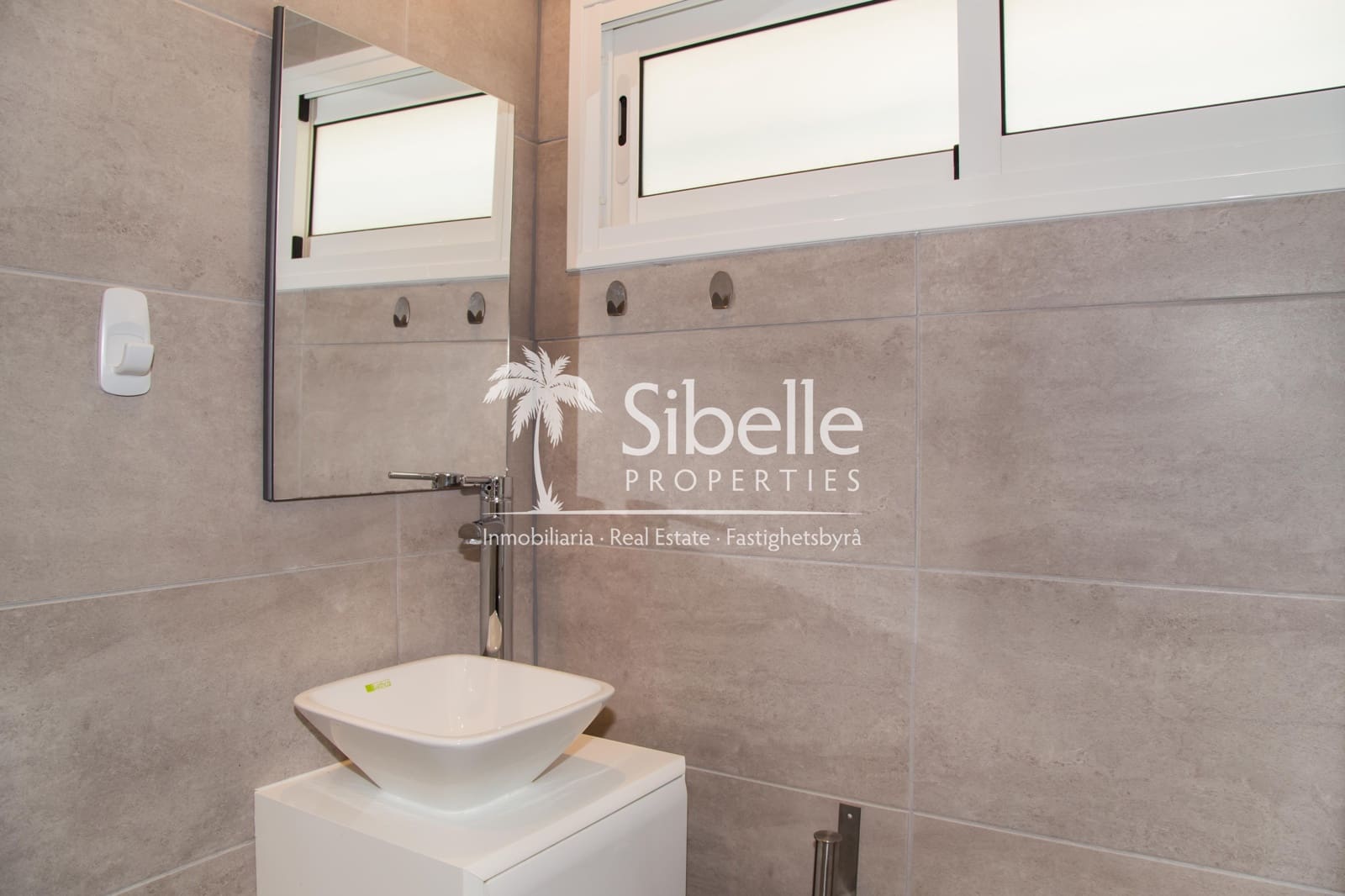 Appartement de 2 chambres à louer à Puerto Rico avec piscine garage - 1 200 € (Ref: 9937286)