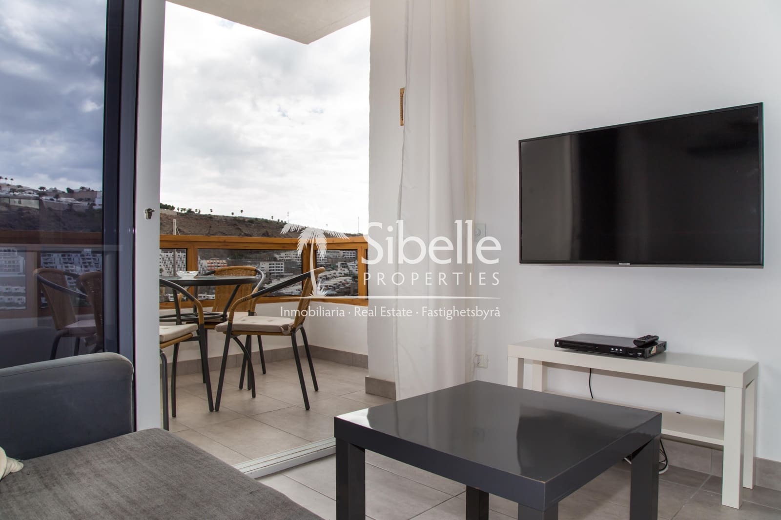 Appartement de 2 chambres à louer à Puerto Rico avec piscine garage - 1 200 € (Ref: 9937286)