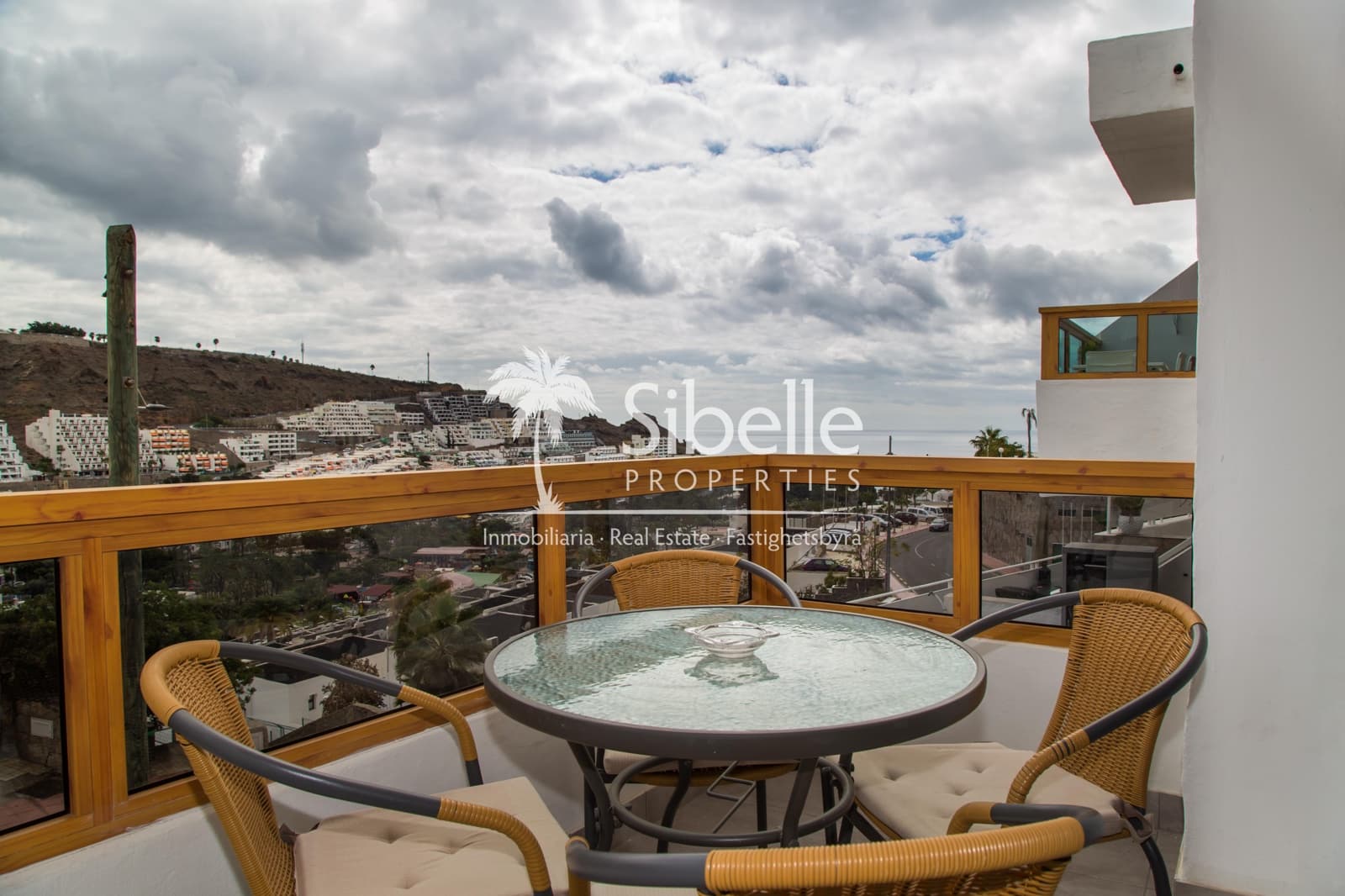 Appartement de 2 chambres à louer à Puerto Rico avec piscine garage - 1 200 € (Ref: 9937286)