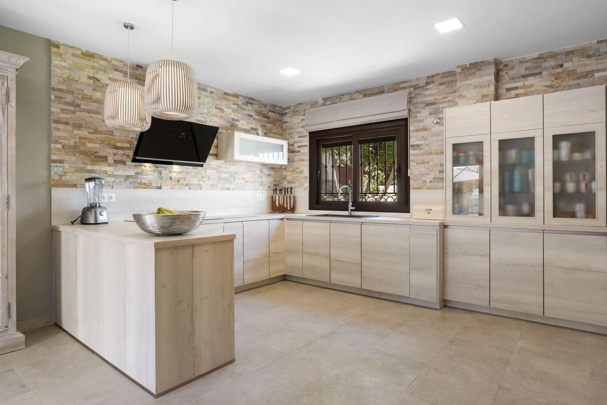 5 soveværelse Villa til salg i Mijas Costa med swimmingpool garage - € 1.750.000 (Ref: 9244451)