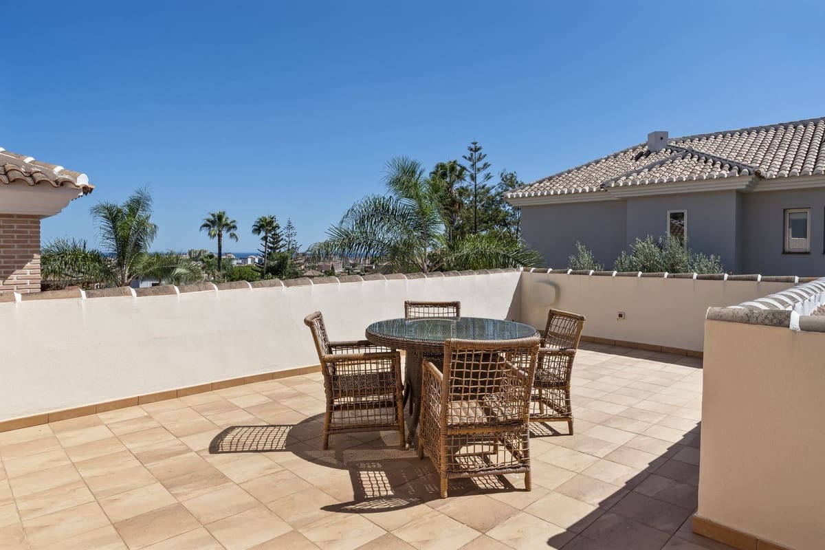 5 soveværelse Villa til salg i Mijas Costa med swimmingpool garage - € 1.750.000 (Ref: 9244451)