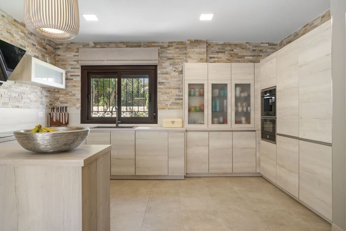 5 soveværelse Villa til salg i Mijas Costa med swimmingpool garage - € 1.750.000 (Ref: 9244451)