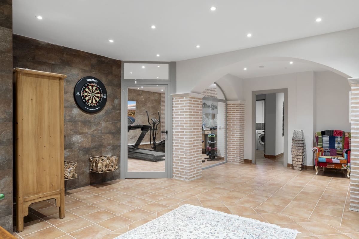 5 soveværelse Villa til salg i Mijas Costa med swimmingpool garage - € 1.750.000 (Ref: 9244451)