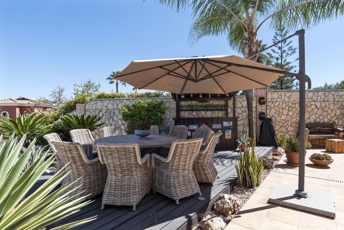 5 soveværelse Villa til salg i Mijas Costa med swimmingpool garage - € 1.750.000 (Ref: 9244451)