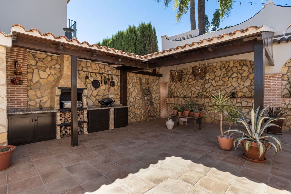 5 soveværelse Villa til salg i Mijas Costa med swimmingpool garage - € 1.750.000 (Ref: 9244451)