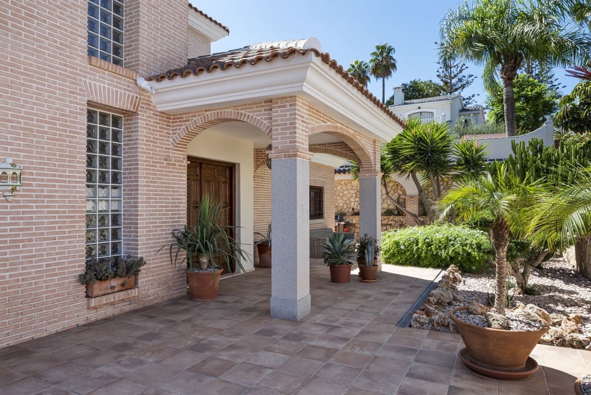 5 soveværelse Villa til salg i Mijas Costa med swimmingpool garage - € 1.750.000 (Ref: 9244451)