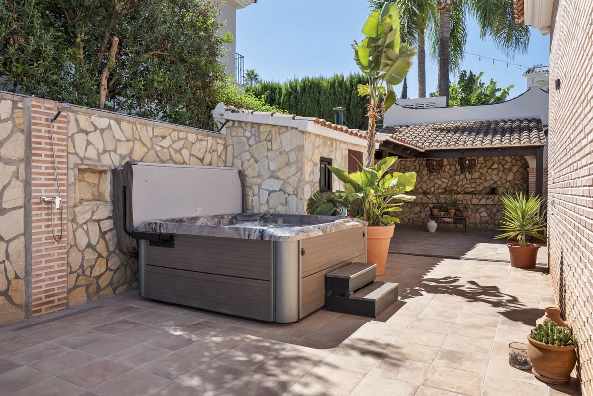 5 soveværelse Villa til salg i Mijas Costa med swimmingpool garage - € 1.750.000 (Ref: 9244451)