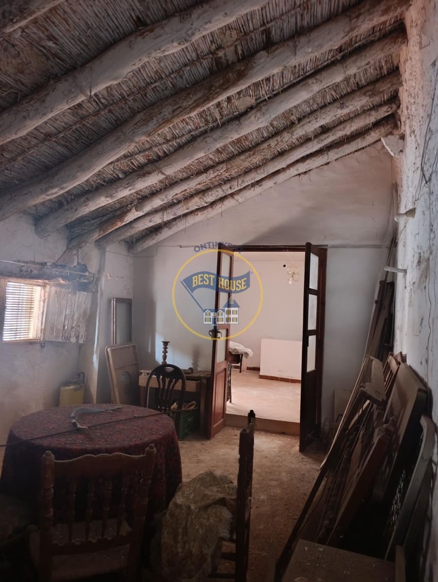 9 soverom Hus til salgs i Montesa - € 60 000 (Ref: 10166852)