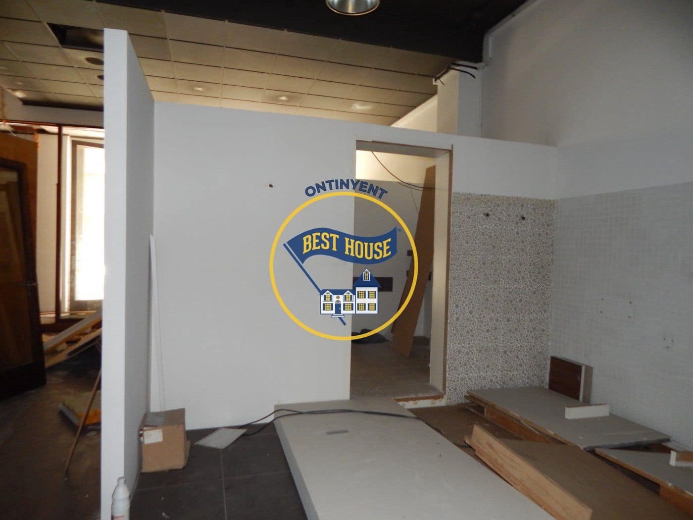 Commercial for rent in Ontinyent - € 350 (Ref: 8117925)