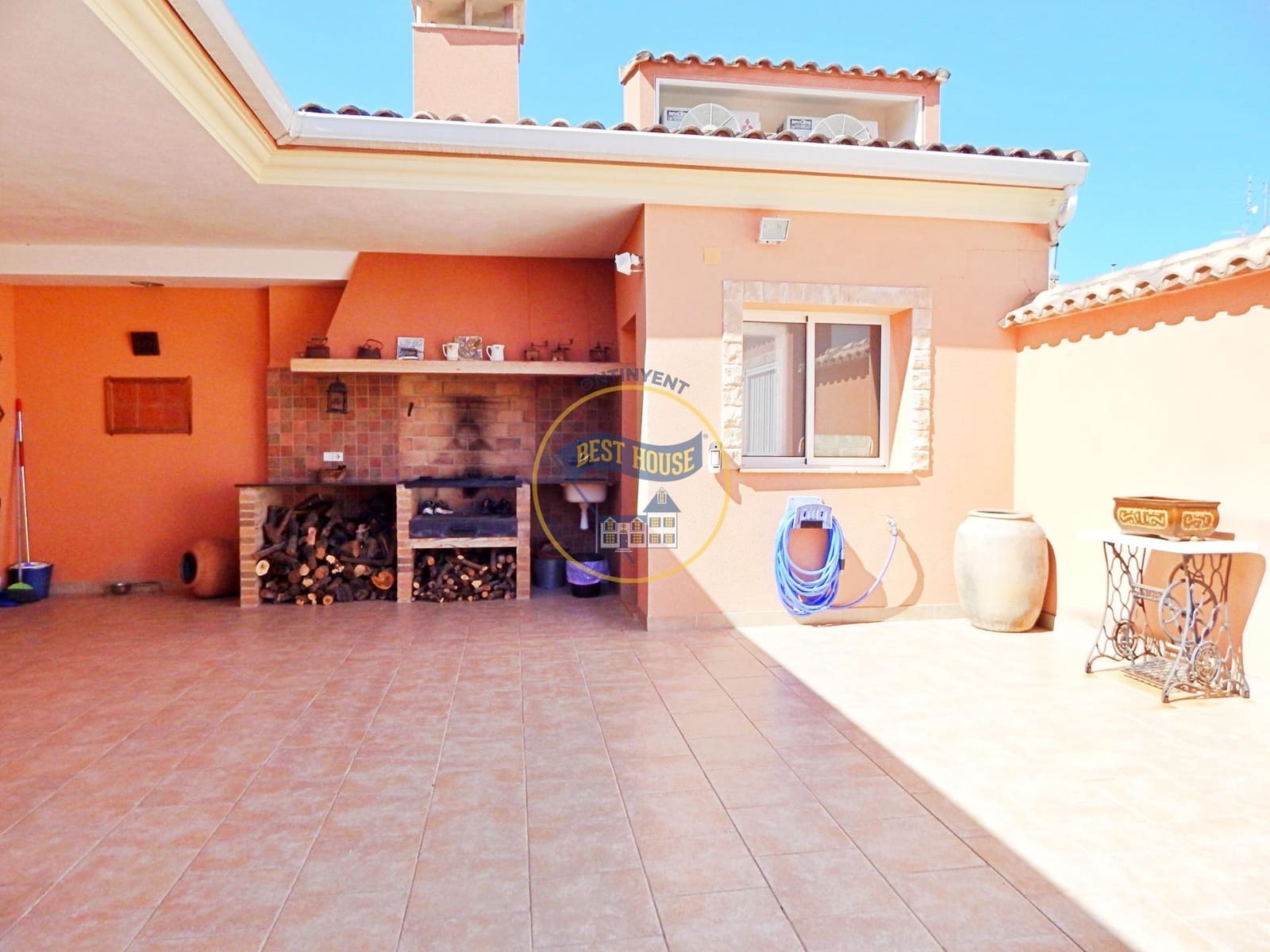 4 chambre Villa/Maison à vendre à Bufali avec garage - 300 000 € (Ref: 8161994)