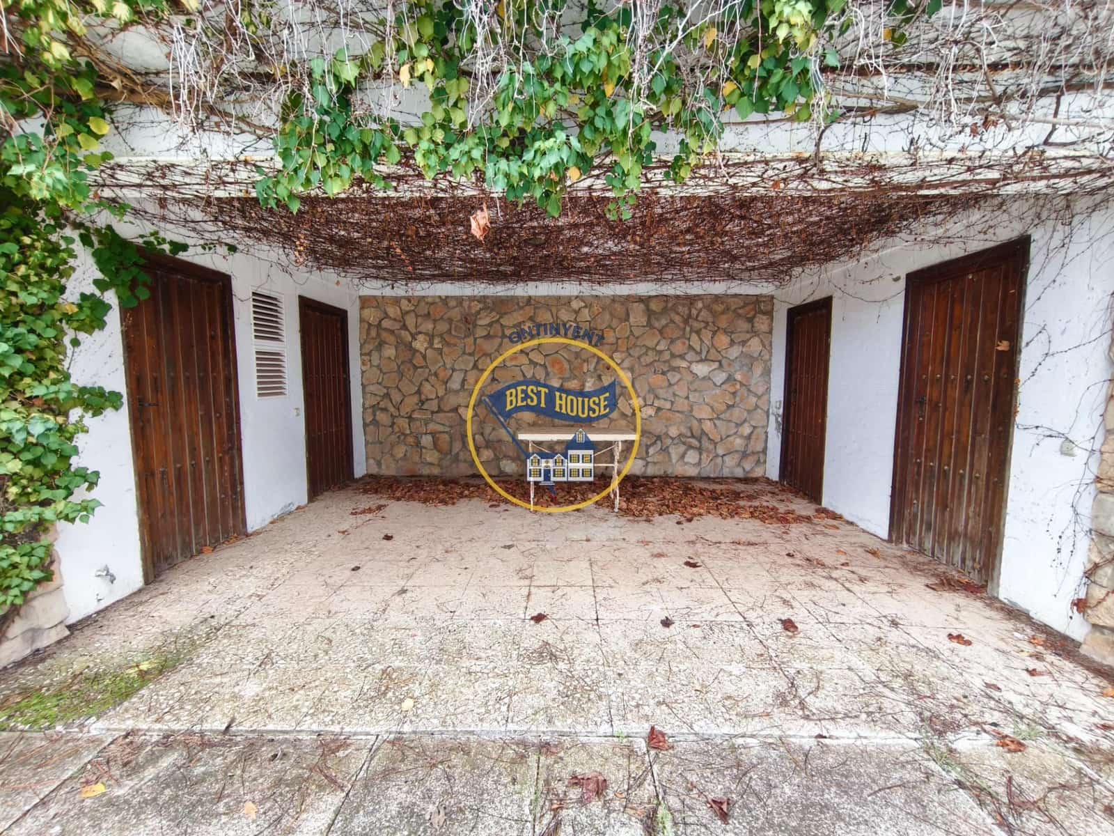 7 bedroom Villa for sale in Fontanars dels Alforins with pool - € 820,000 (Ref: 9533912)