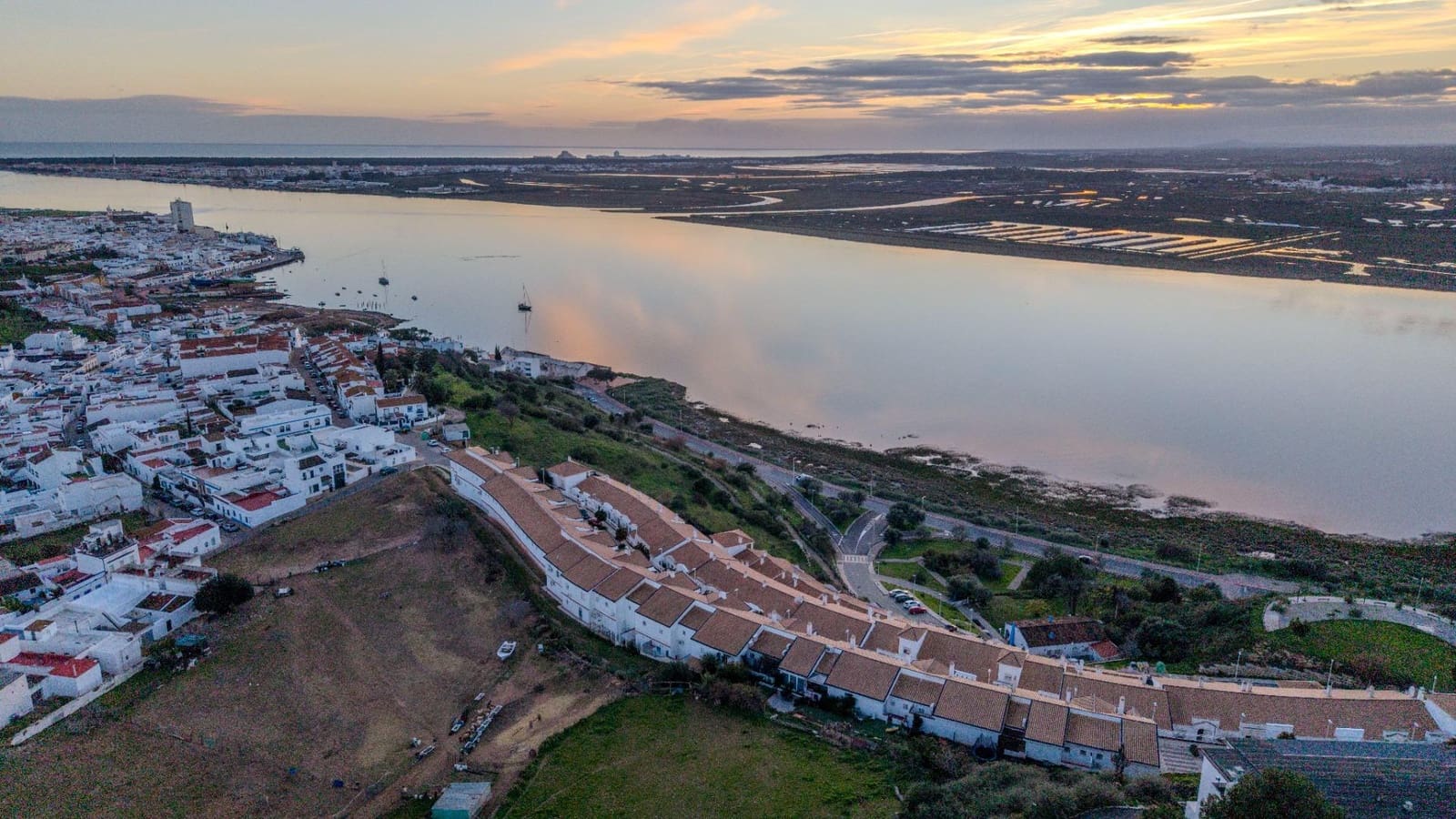 Adosado de 2 habitaciones en Ayamonte en venta con piscina garaje - 299.900 € (Ref: 9541613)