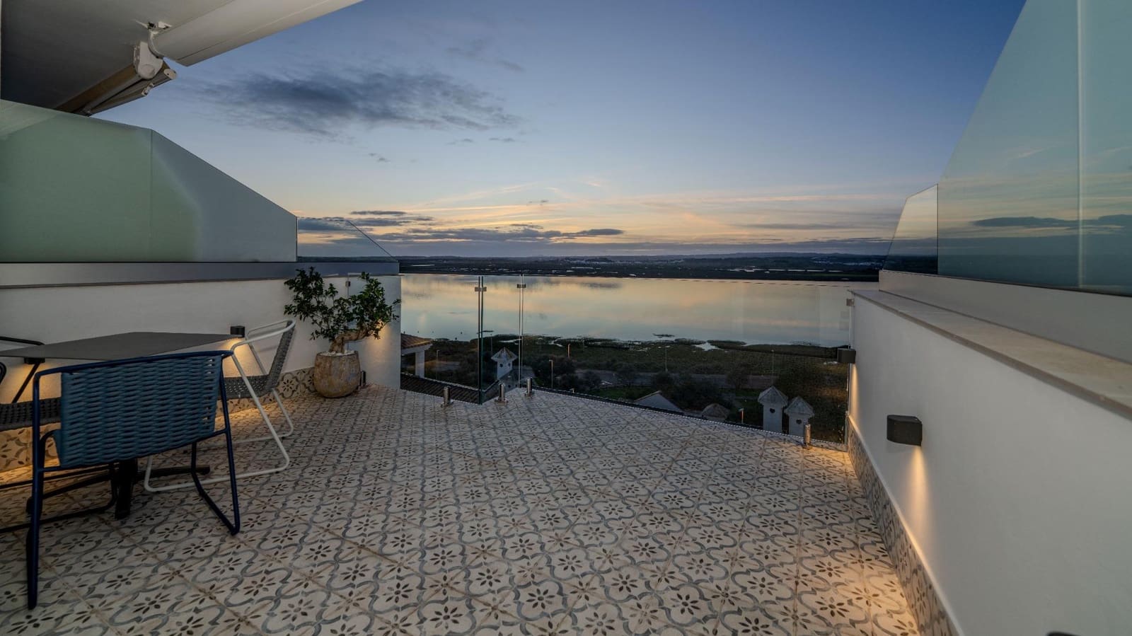2 slaapkamer Rijtjeshuis te koop in Ayamonte met zwembad garage - € 299.900 (Ref: 9541613)