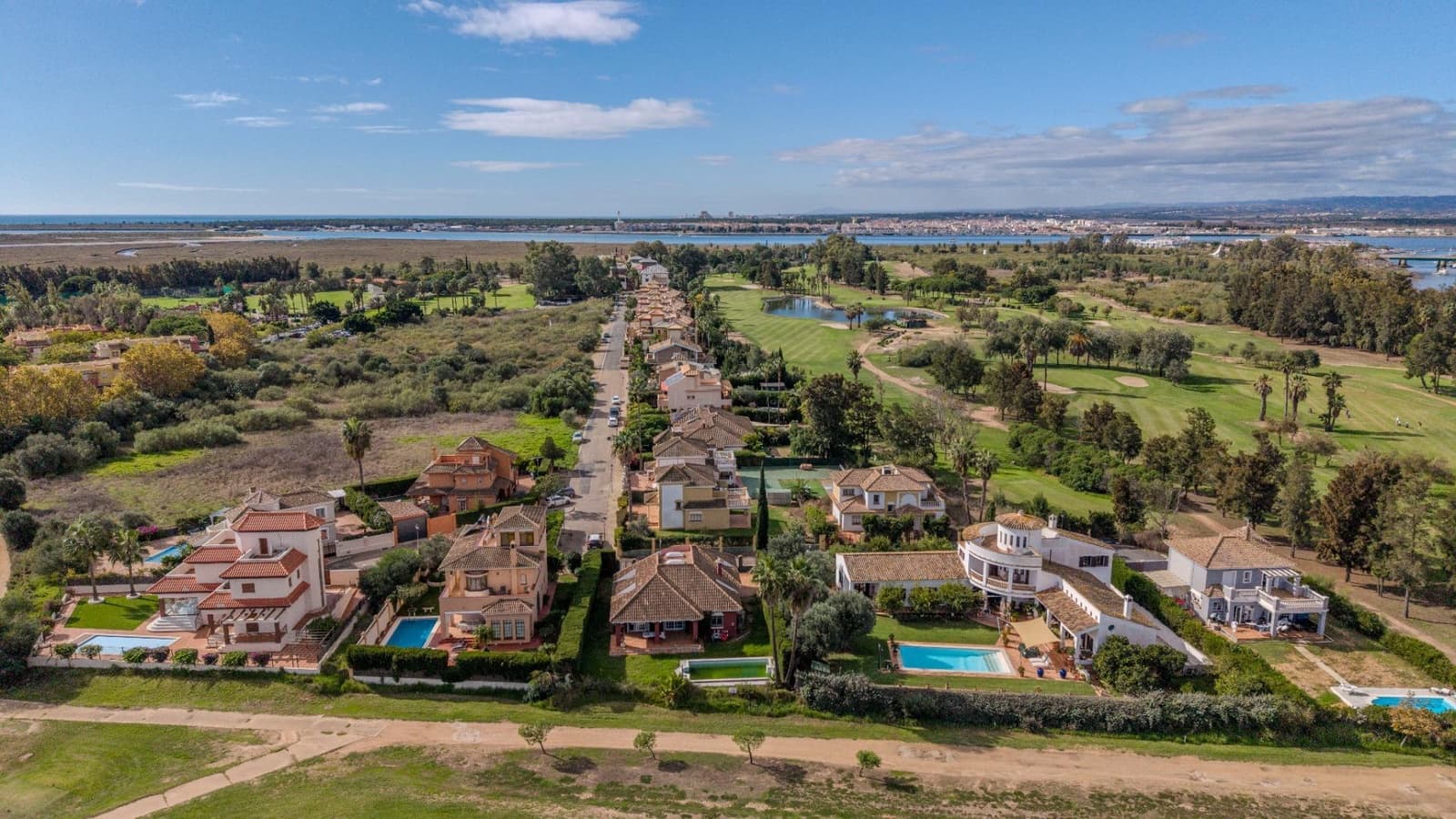 4 quarto Moradia para venda em Isla Canela com piscina - 595 000 € (Ref: 9548415)