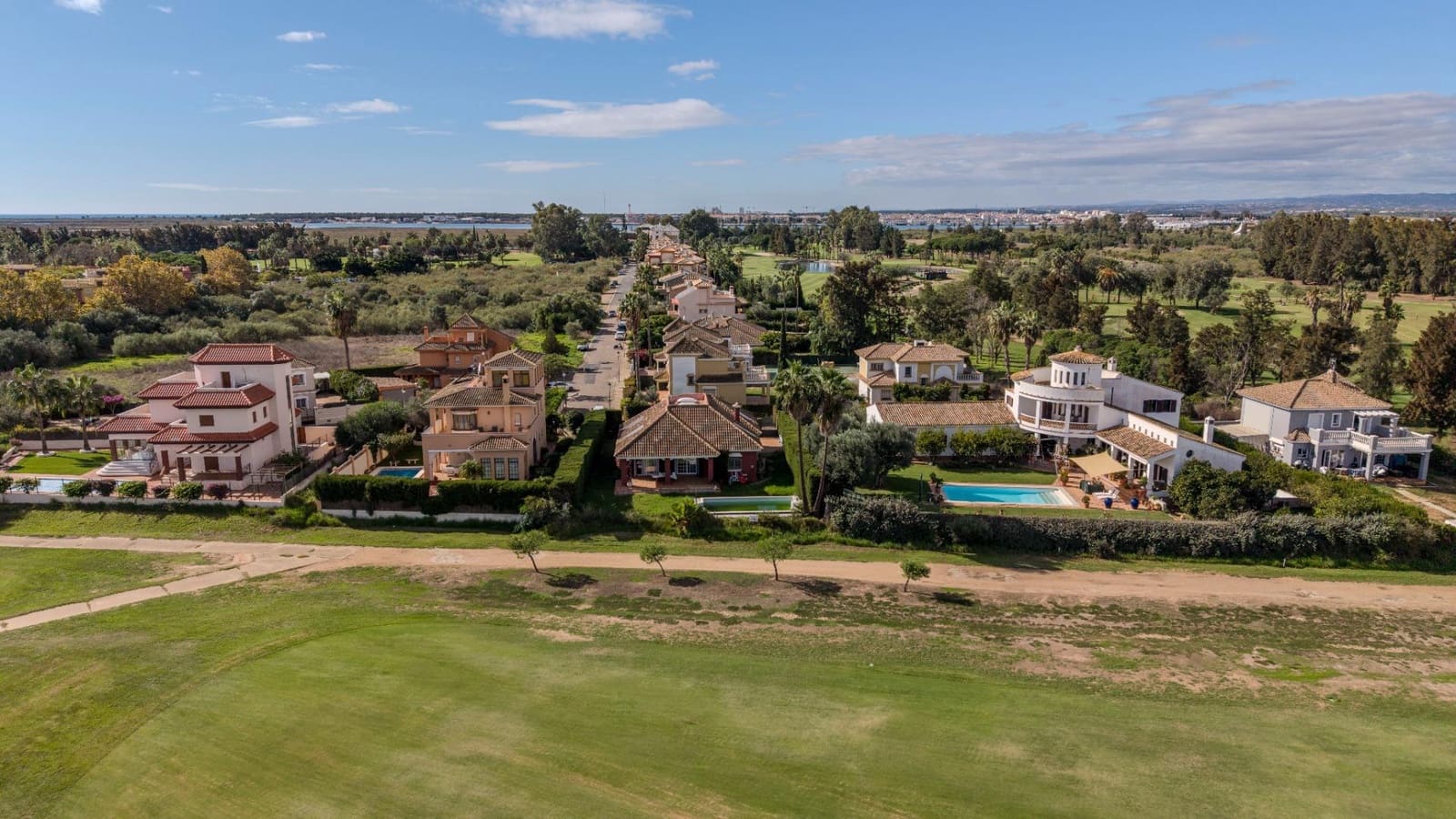 4 quarto Moradia para venda em Isla Canela com piscina - 595 000 € (Ref: 9548415)