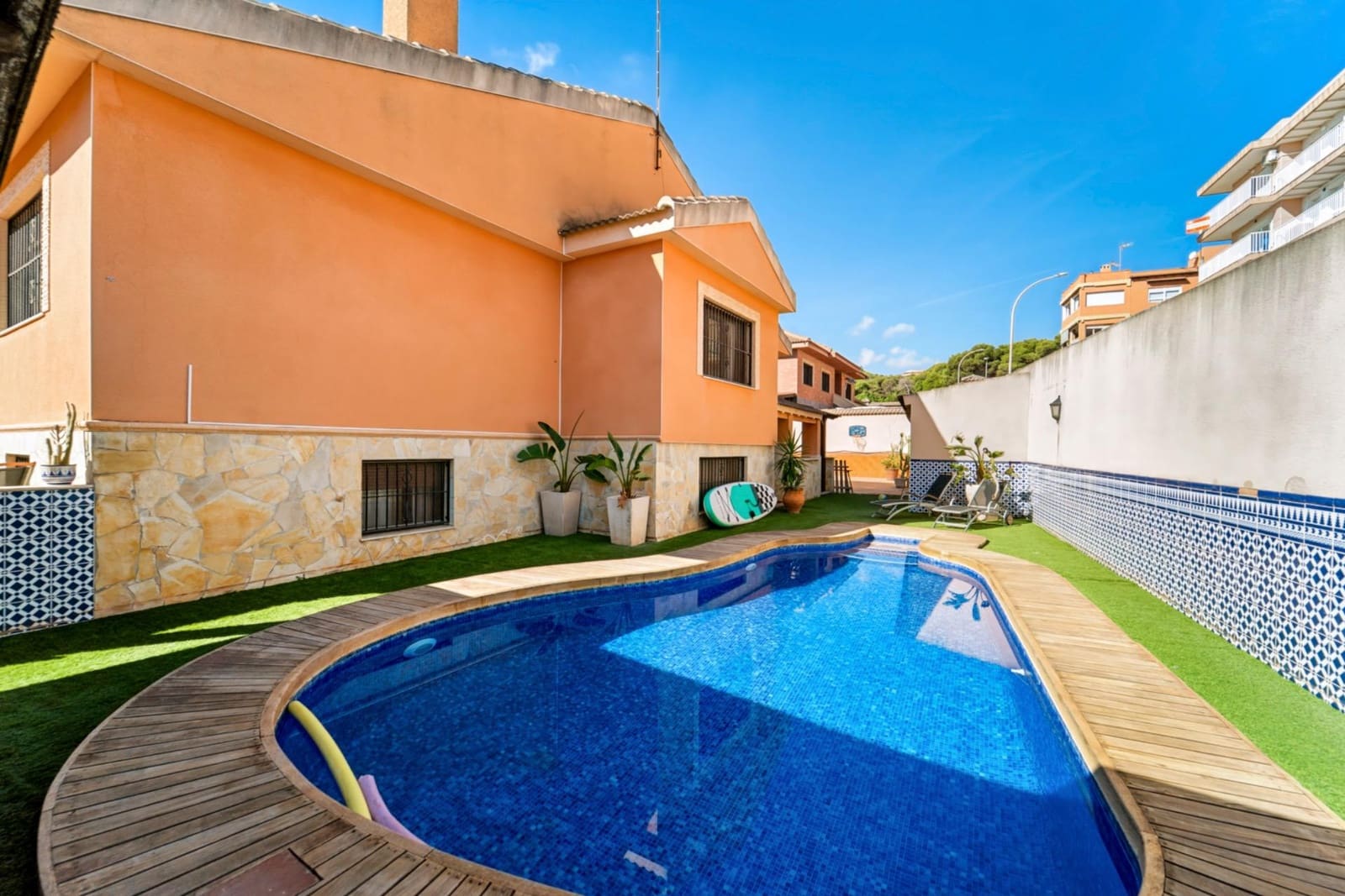 6 sypialnia Willa na sprzedaż w Guardamar del Segura z basenem - 3 500 000 € (Ref: 10130011)