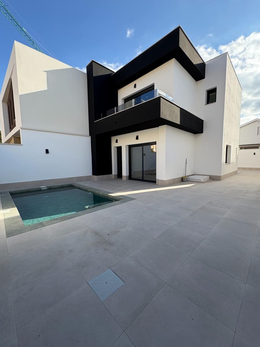 Chalet de 3 habitaciones en Heredades en venta con piscina - 359.900 € (Ref: 8900123)