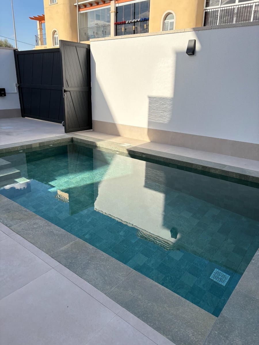 Chalet de 3 habitaciones en Heredades en venta con piscina - 359.900 € (Ref: 8900123)