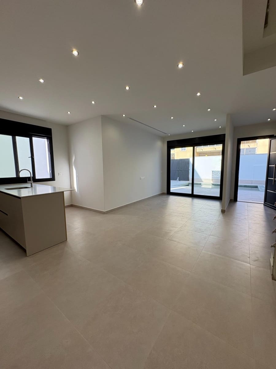 Chalet de 3 habitaciones en Heredades en venta con piscina - 359.900 € (Ref: 8900123)