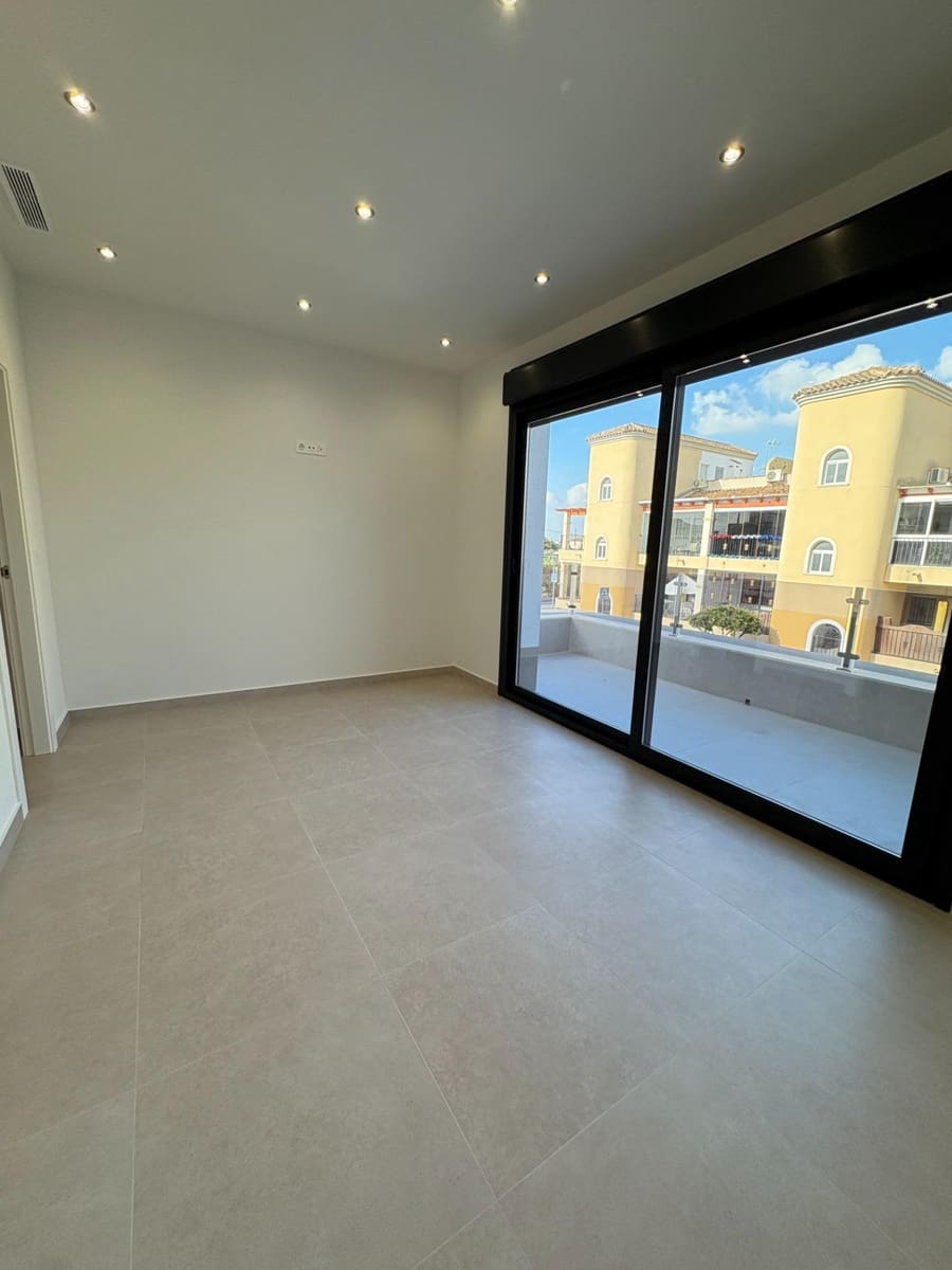 Chalet de 3 habitaciones en Heredades en venta con piscina - 359.900 € (Ref: 8900123)