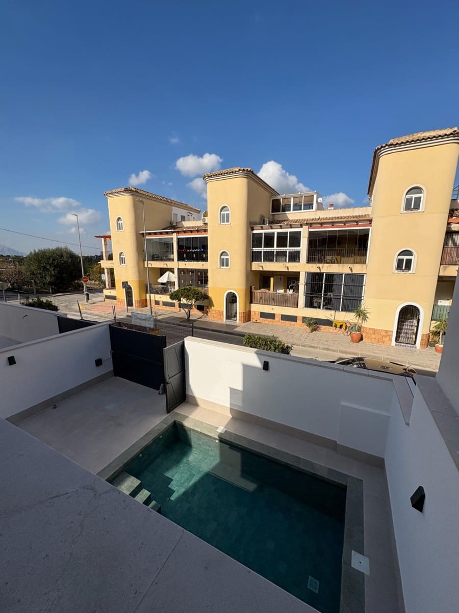 Chalet de 3 habitaciones en Heredades en venta con piscina - 359.900 € (Ref: 8900123)