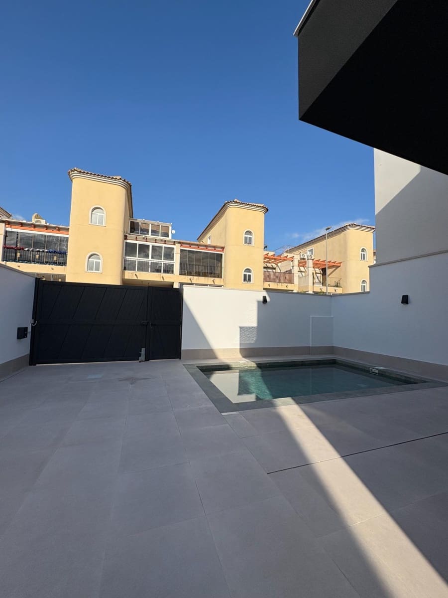 Chalet de 3 habitaciones en Heredades en venta con piscina - 359.900 € (Ref: 8900123)