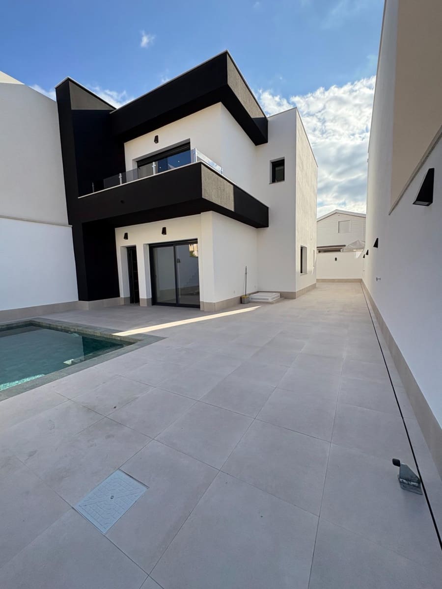 Chalet de 3 habitaciones en Heredades en venta con piscina - 359.900 € (Ref: 8900123)