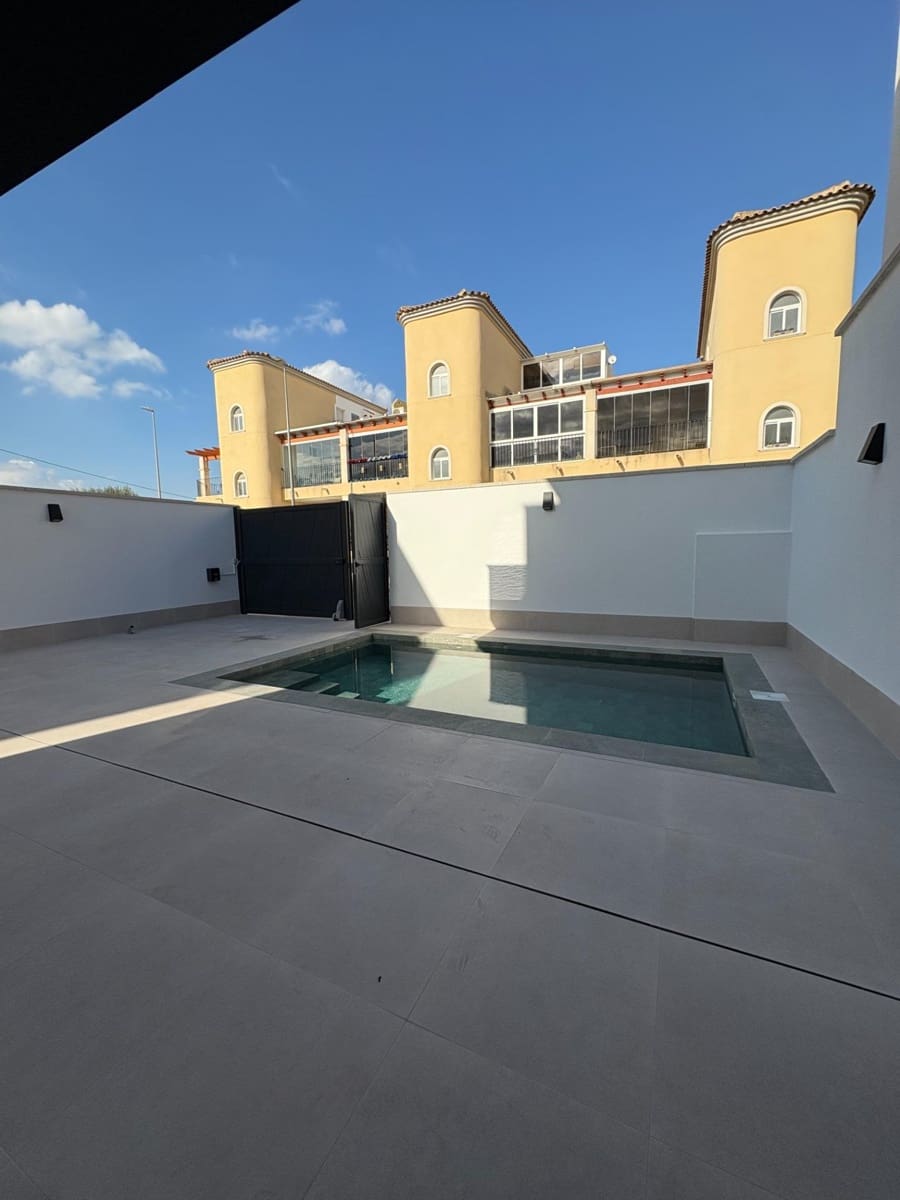 Chalet de 3 habitaciones en Heredades en venta con piscina - 359.900 € (Ref: 8900123)