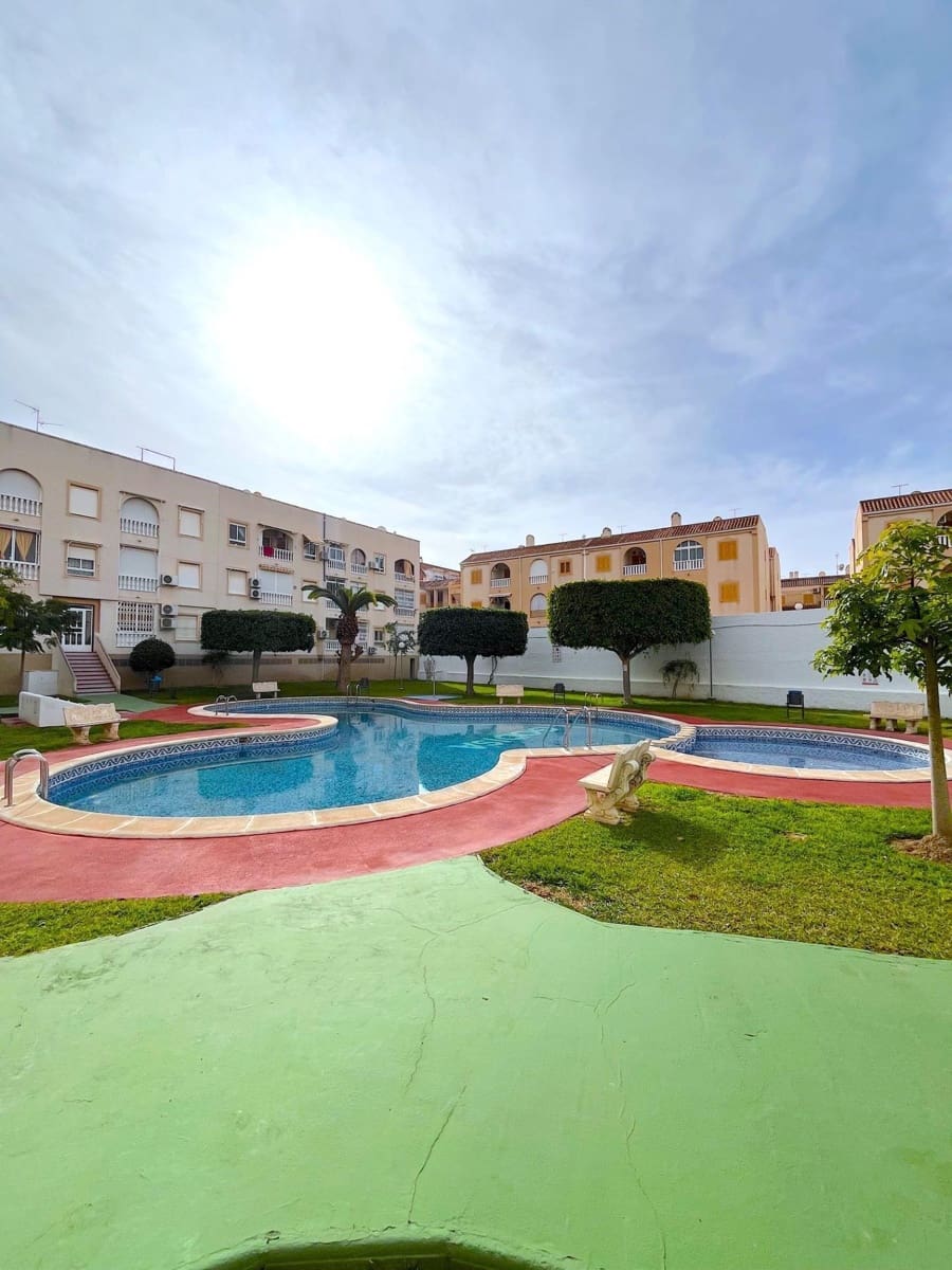 2 slaapkamer Appartement te koop in Torrevieja met zwembad - € 133.900 (Ref: 9804457)