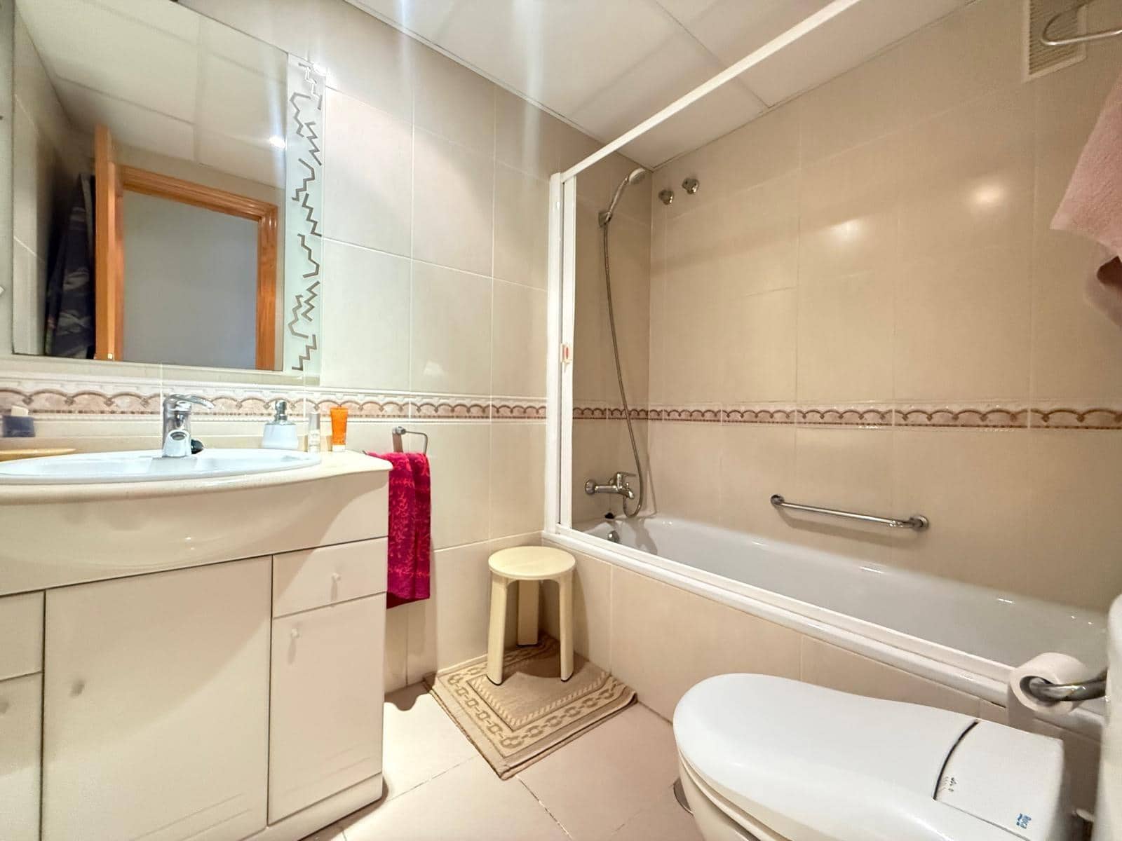 Apartamento de 2 habitaciones en Guardamar del Segura en venta con piscina garaje - 225.000 € (Ref: 9868701)