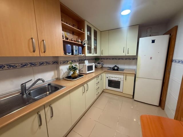Apartamento de 2 habitaciones en Guardamar del Segura en venta con piscina garaje - 225.000 € (Ref: 9868701)