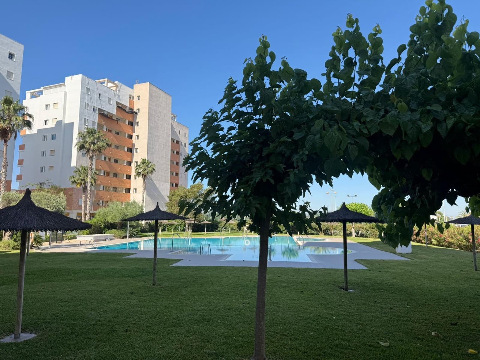 Apartamento de 2 habitaciones en Guardamar del Segura en venta con piscina garaje - 225.000 € (Ref: 9868701)