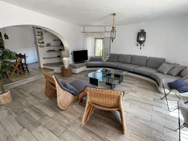 6 bedroom Villa for sale in Canuta, Calpe / Calp with pool garage - € 845,000 (Ref: 6876138)