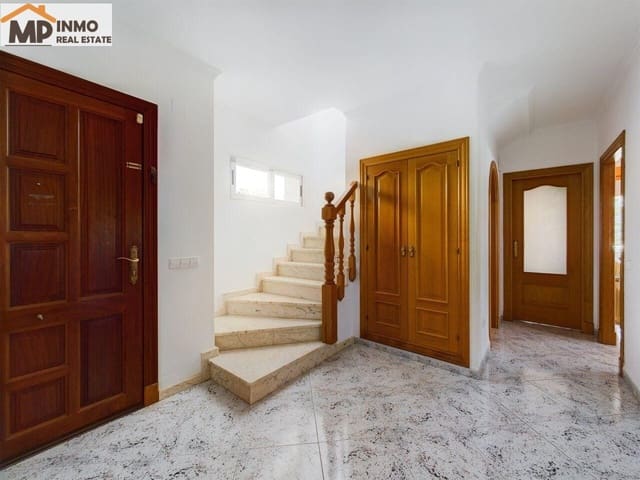 5 bedroom Villa for sale in Calpe / Calp with pool garage - € 740,000 (Ref: 8104037)