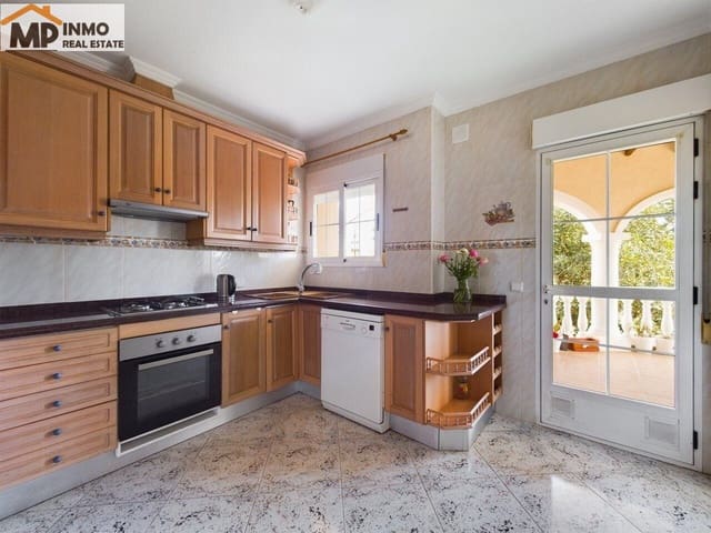 5 bedroom Villa for sale in Calpe / Calp with pool garage - € 740,000 (Ref: 8104037)