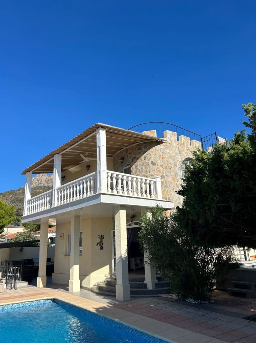 3 bedroom Villa for sale in Calpe / Calp with pool - € 575,000 (Ref: 8801900)