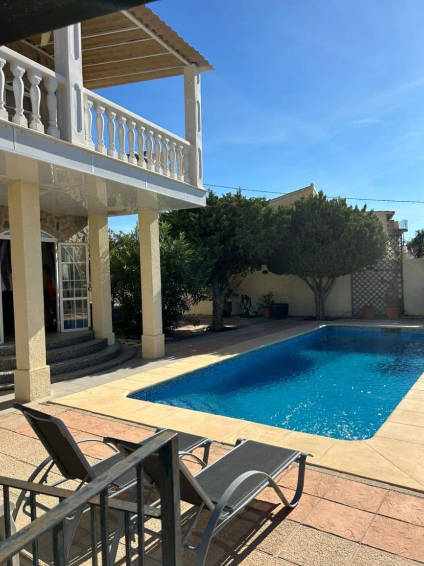 3 bedroom Villa for sale in Calpe / Calp with pool - € 575,000 (Ref: 8801900)