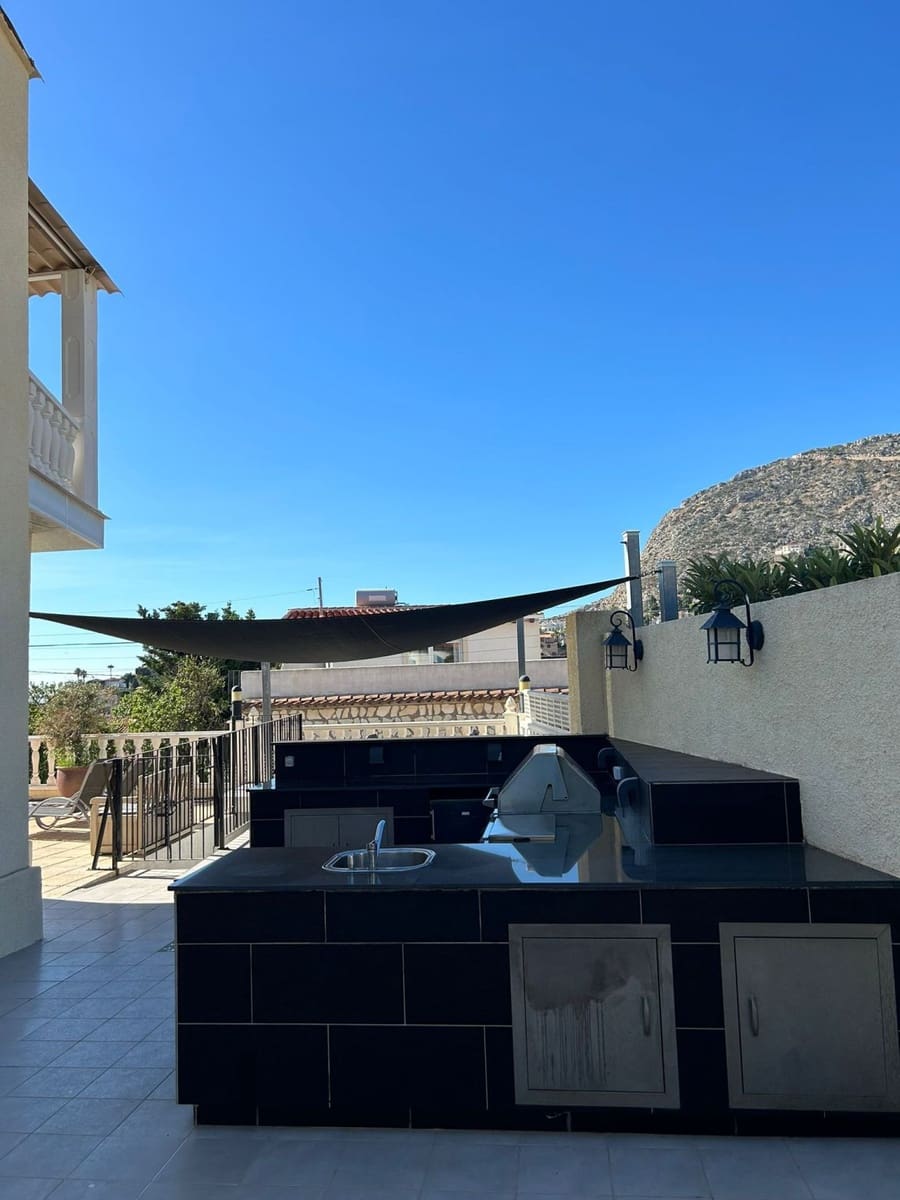 3 bedroom Villa for sale in Calpe / Calp with pool - € 575,000 (Ref: 8801900)