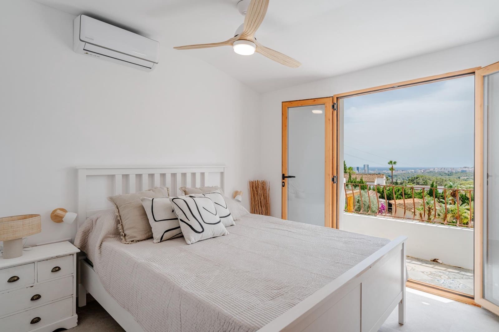 4 bedroom Villa for sale in Calpe / Calp with pool garage - € 925,000 (Ref: 9936565)