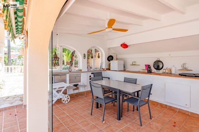 Chalet de 4 habitaciones en Calpe / Calp en venta con piscina garaje - 690.000 € (Ref: 9940348)