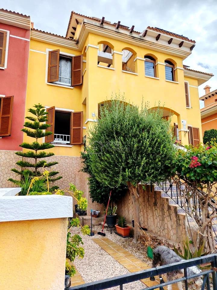 Chalet de 3 habitaciones en Finestrat en venta con piscina - 300.000 € (Ref: 10043724)