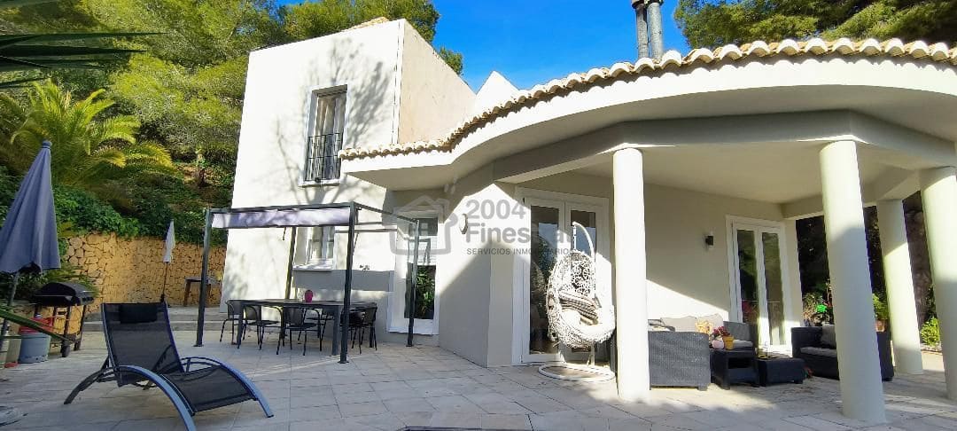 4 soveværelse Villa til salg i Callosa d'En Sarria med swimmingpool - € 525.000 (Ref: 8200305)