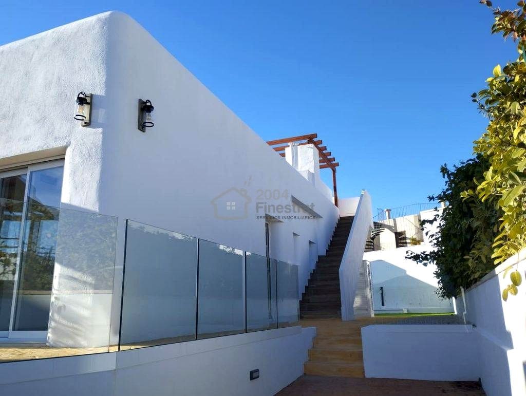 3 bedroom Villa for sale in Polop with pool garage - € 736,000 (Ref: 8992391)