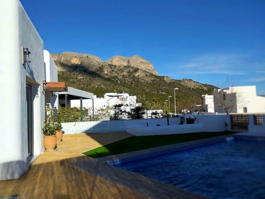 3 bedroom Villa for sale in Polop with pool garage - € 736,000 (Ref: 8992391)